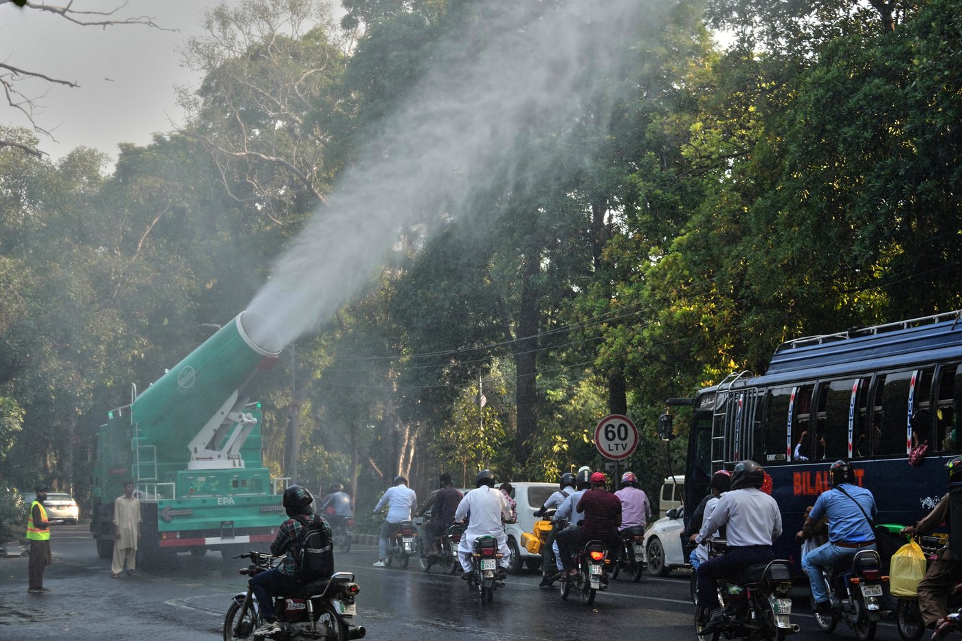 Pakistan uses anti-smog guns to fight air pollution in its cultural capital | iNFOnews.ca Pakistan uses anti-smog guns to fight air pollution in its cultural capital | iNFOnews.ca