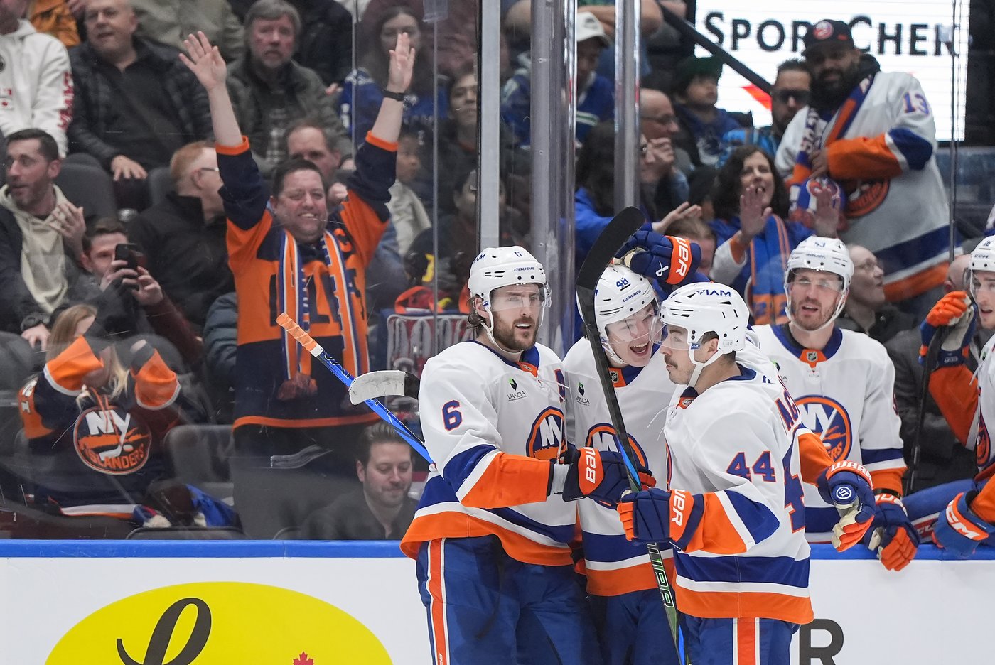 Duclair scores two, Islanders extend Canucks' winless skid to 11 games | iNFOnews.ca