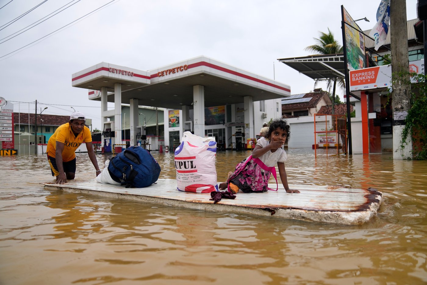 Death toll from floods and mudslides in Sri Lanka rises to 123, with 130 people still missing | iNFOnews.ca