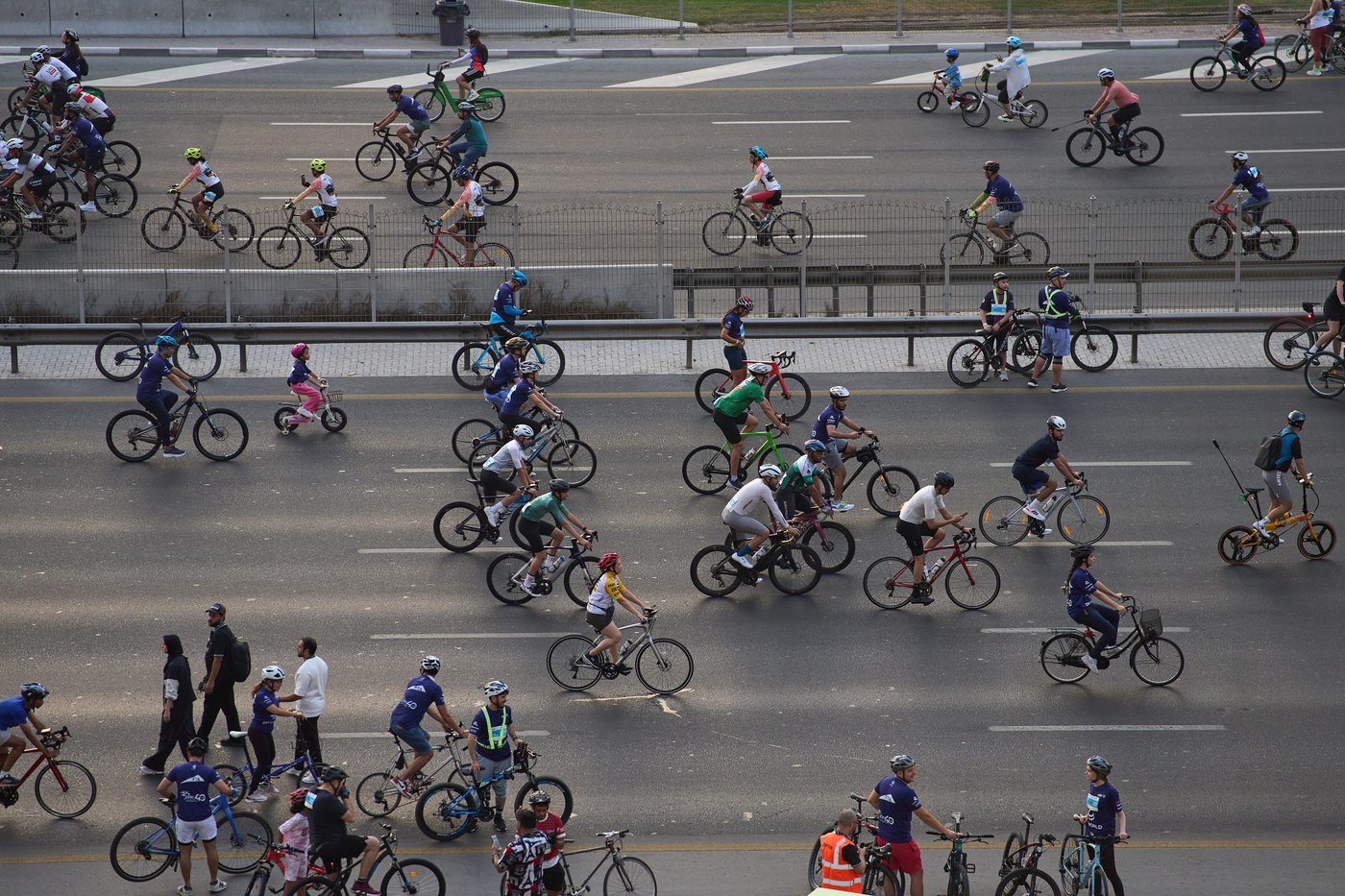 Thousands of bicycles take over Dubai's busiest highway as part of a fitness challenge | iNFOnews.ca