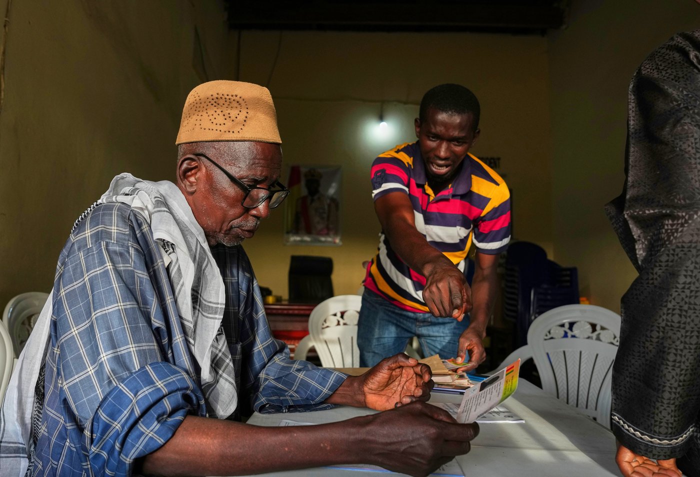 Guinea counts votes in a referendum that could allow junta leader to run for president | iNFOnews.ca