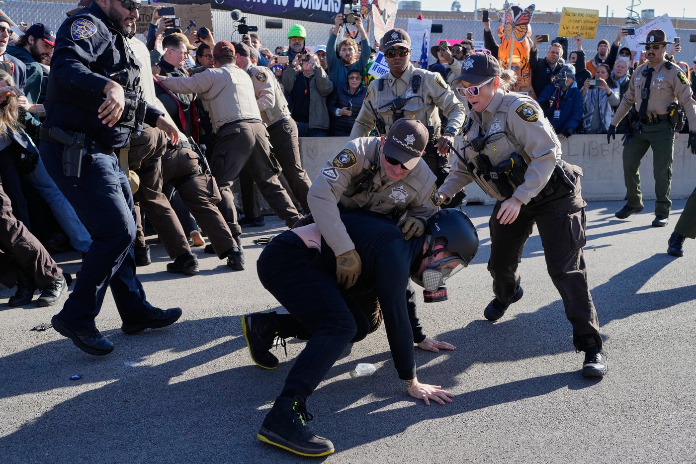Photos of protesters clashing with police outside Chicago immigration facility | iNFOnews.ca