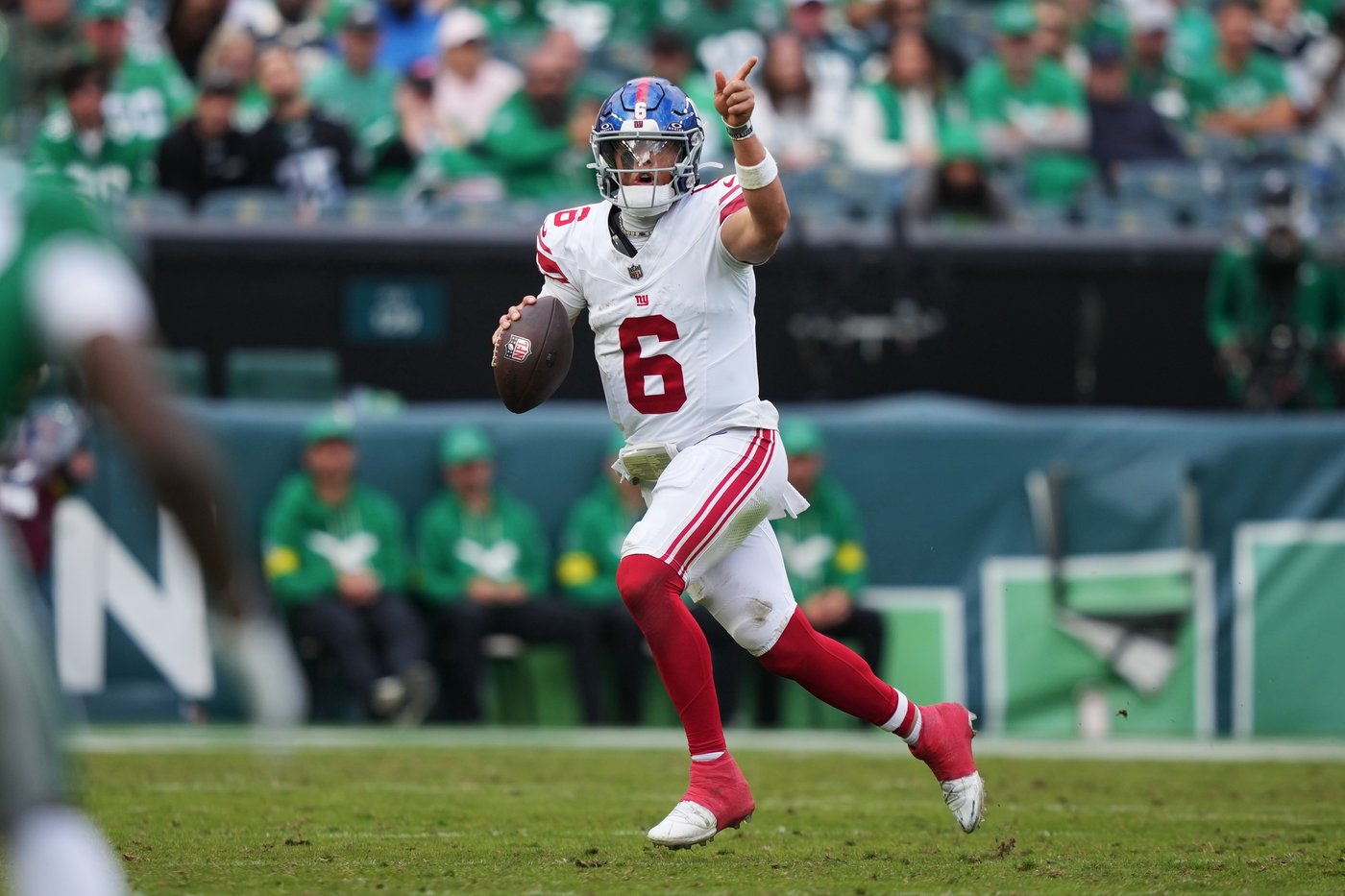 Saquon Barkley breaks out with 150 yards before hurting groin as Eagles pound Giants 38-20 | iNFOnews.ca Saquon Barkley breaks out with 150 yards before hurting groin as Eagles pound Giants 38-20 | iNFOnews.ca