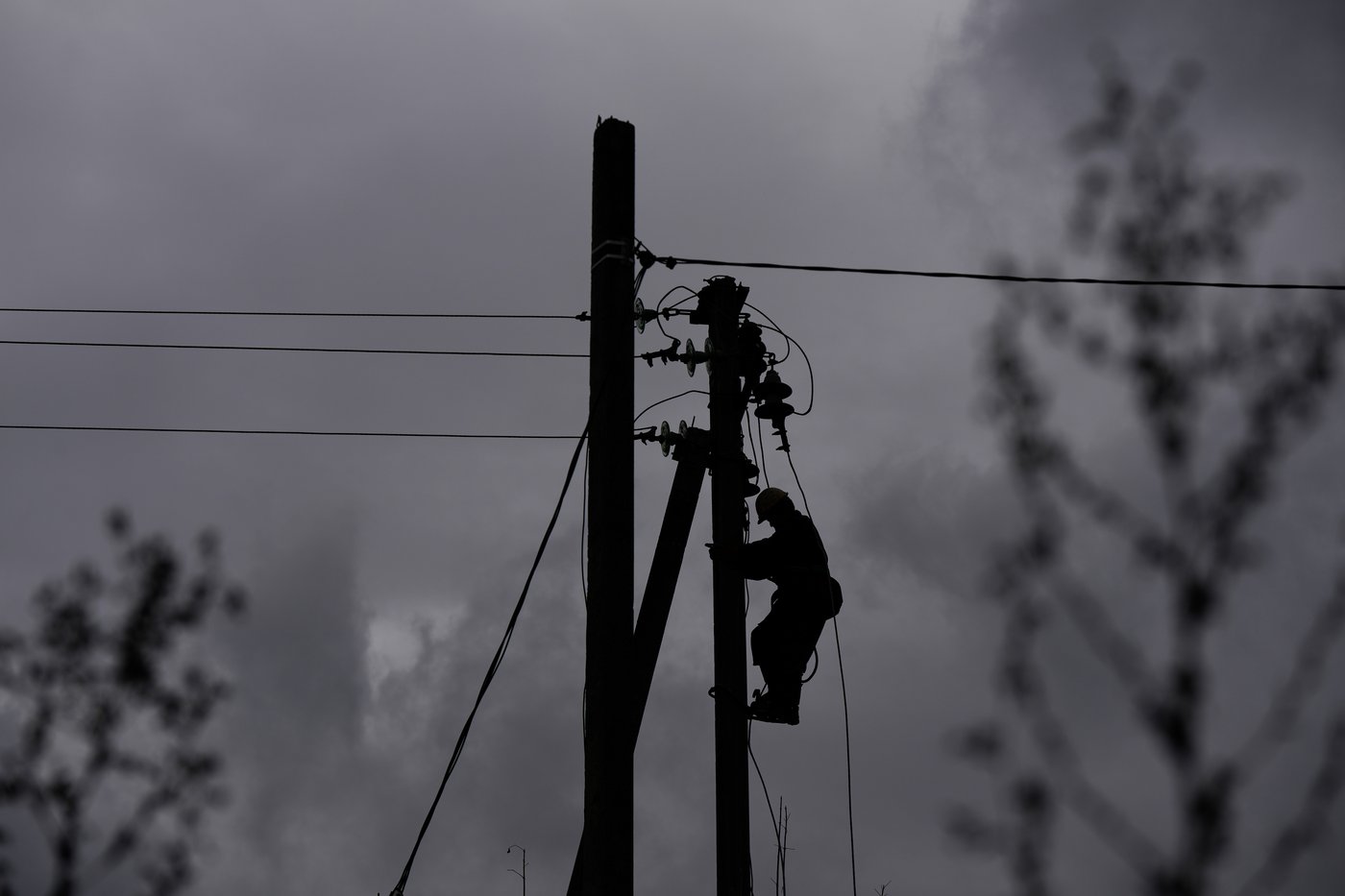 PHOTO ESSAY: Energy workers risk their lives to keep Ukraine's lights on as Russia attacks | iNFOnews.ca