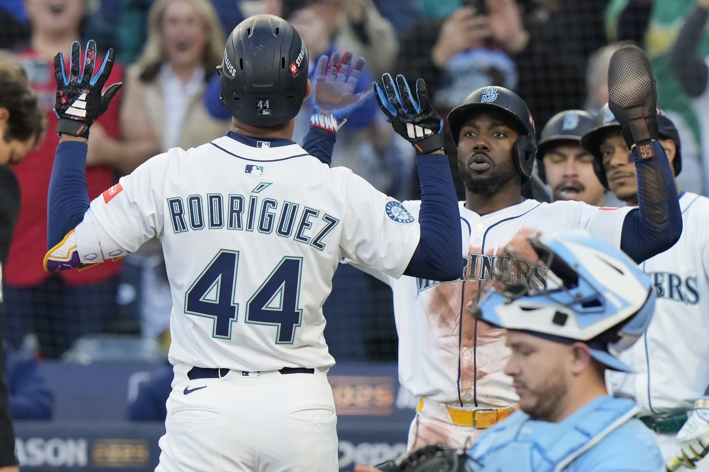 Photo Gallery: Blue Jays cruise to 13-4 Game 3 win in ALCS | iNFOnews.ca