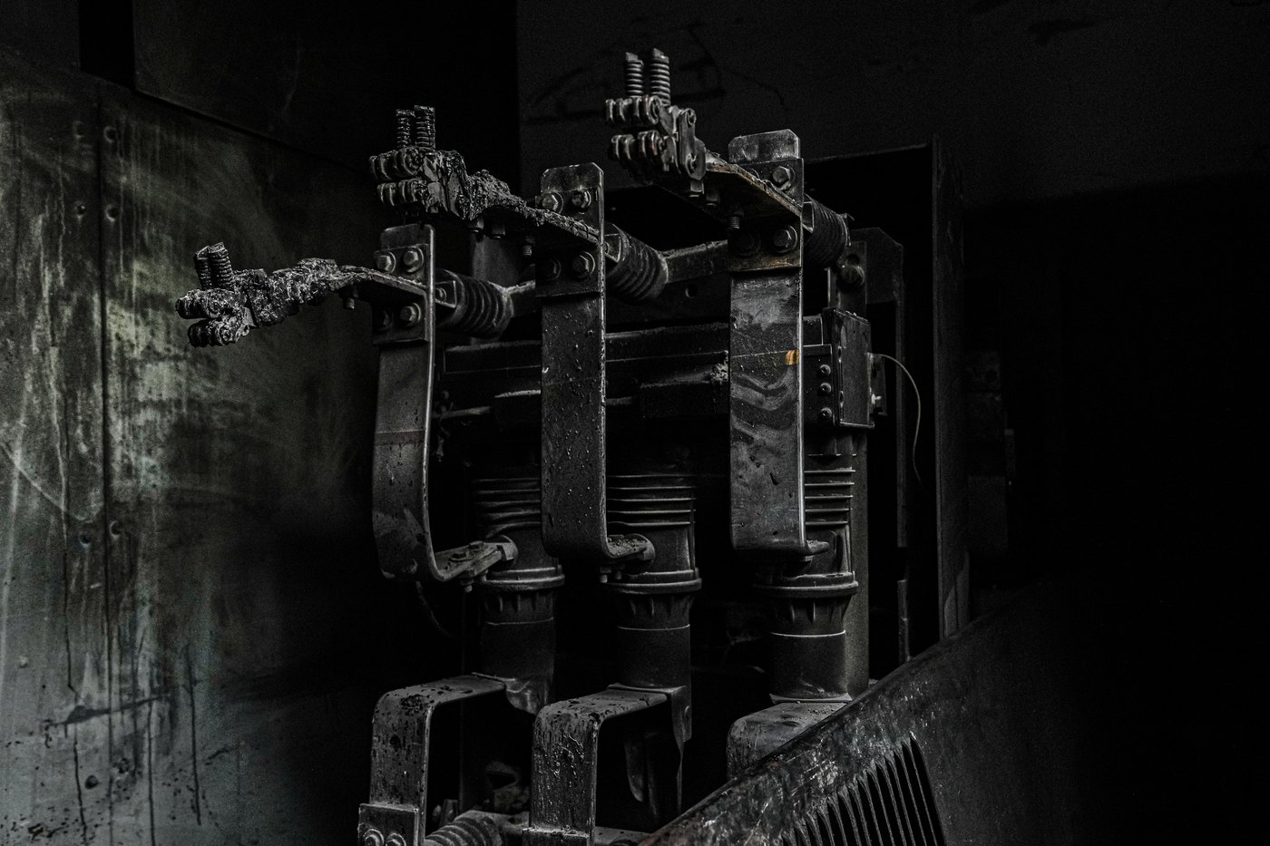 PHOTO ESSAY: Energy workers risk their lives to keep Ukraine's lights on as Russia attacks | iNFOnews.ca