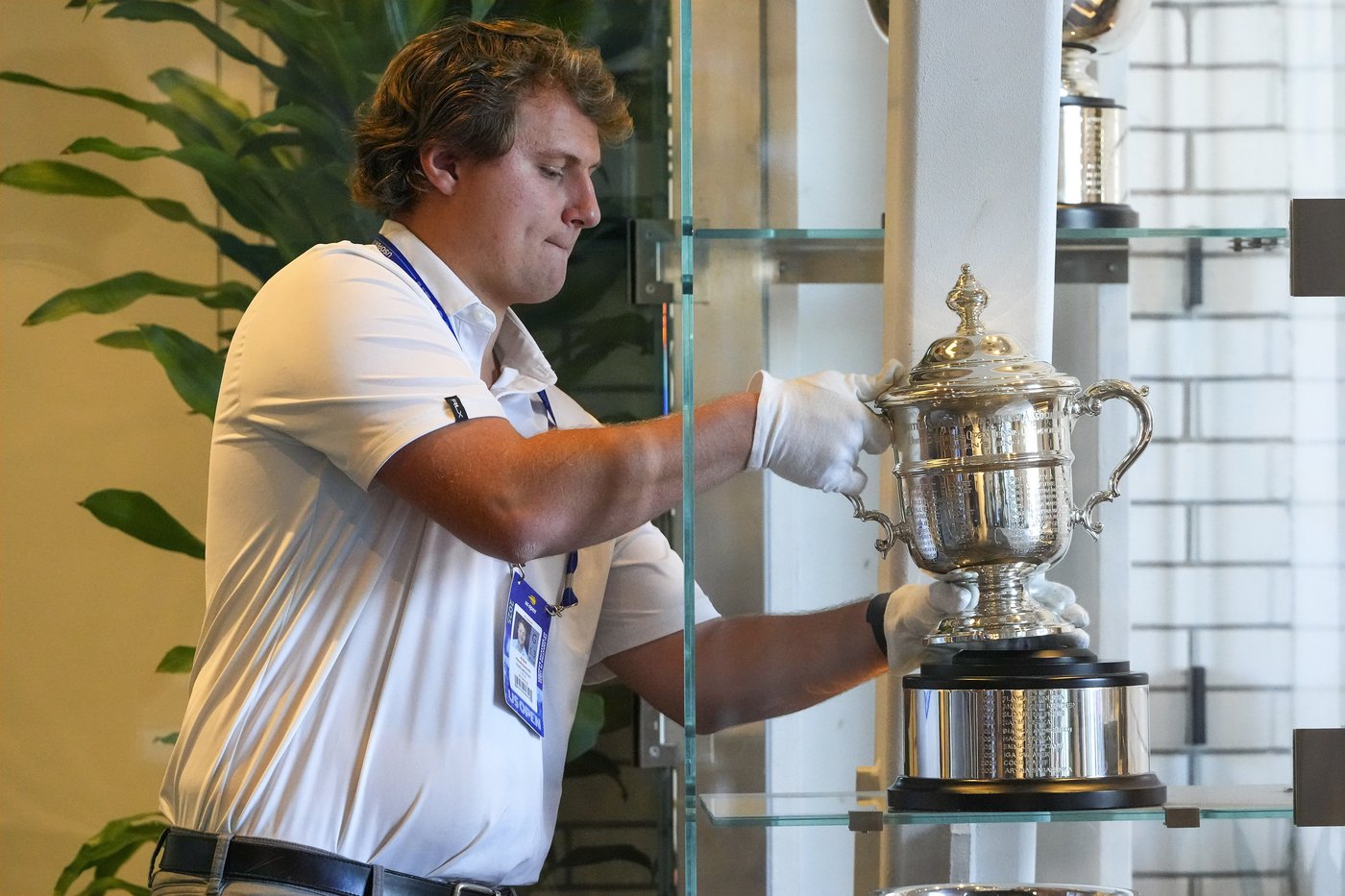 For decades, US Open women's champs got a smaller replica trophy than the men. Now they're equal | iNFOnews.ca For decades, US Open women's champs got a smaller replica trophy than the men. Now they're equal | iNFOnews.ca