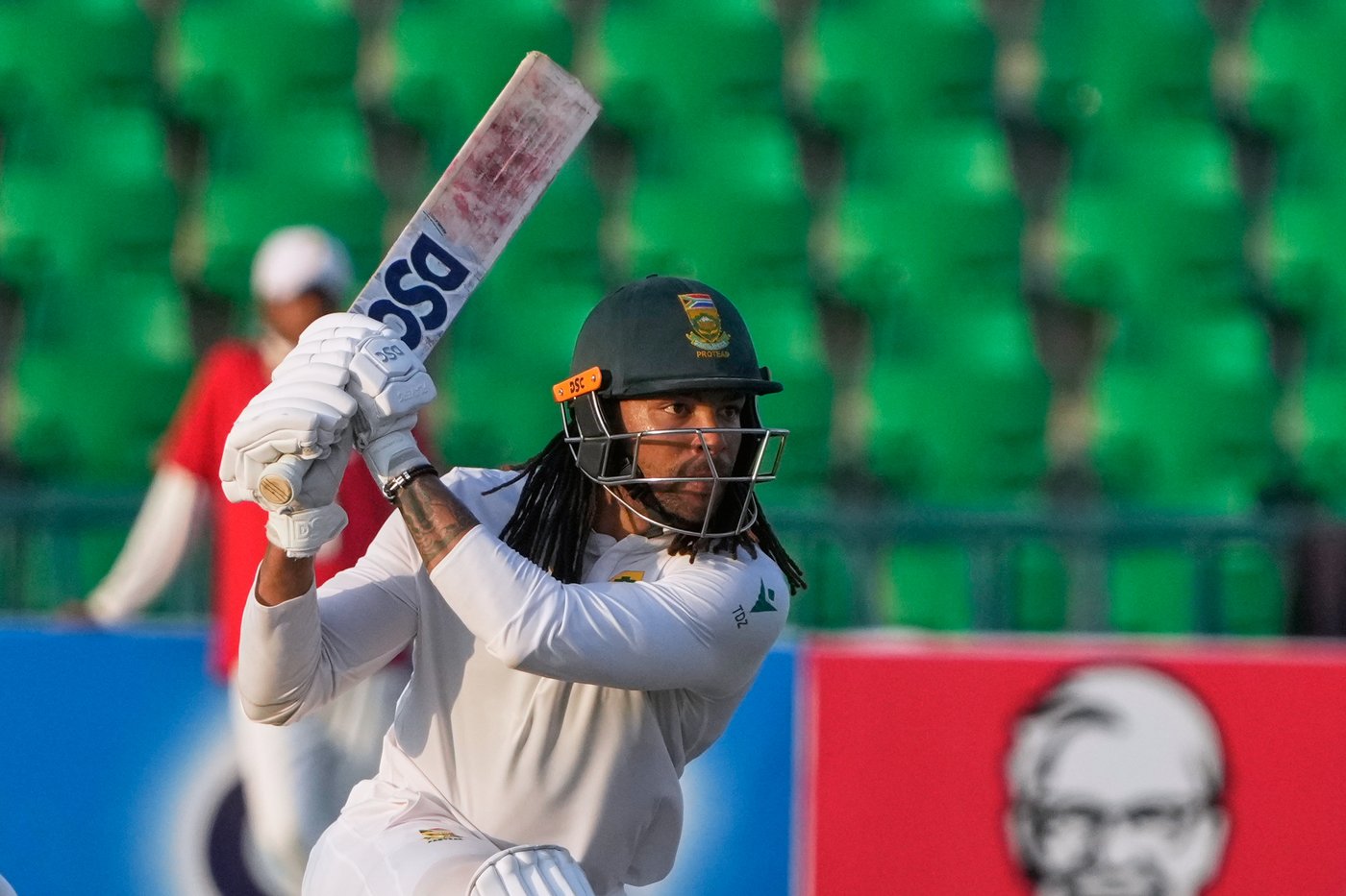 South Africa struggles against Pakistan spinners to reach 216-6 on day two in Lahore | iNFOnews.ca