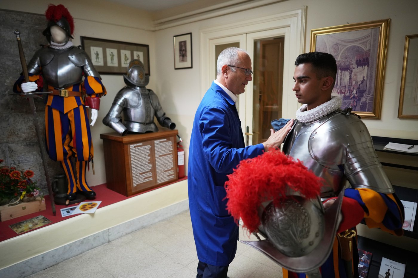 A look at Swiss Guards preparing for a swearing-in ceremony attended by the Pope, in photos | iNFOnews.ca