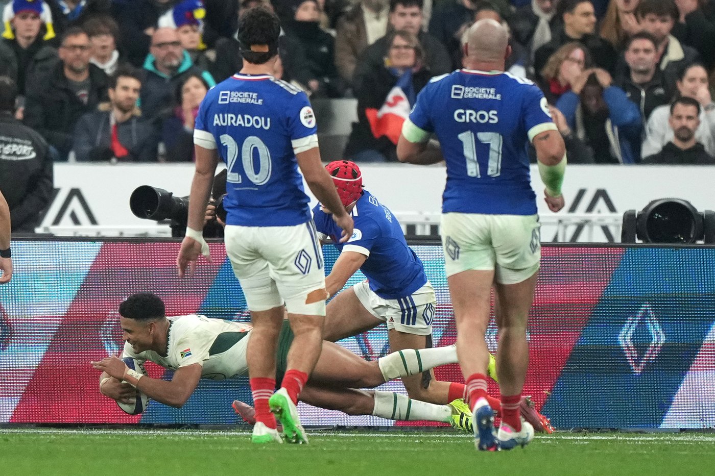 South Africa overcomes red card and halftime deficit to beat France 32-17 at Stade de France | iNFOnews.ca