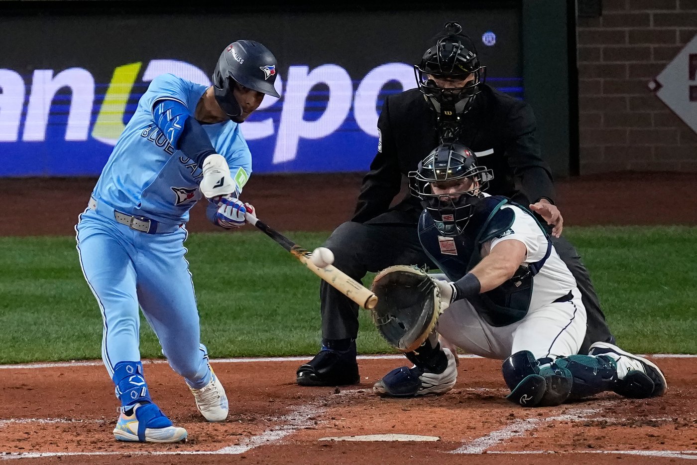 Photo Gallery: Blue Jays even ALCS with 8-2 win in Game 4 | iNFOnews.ca