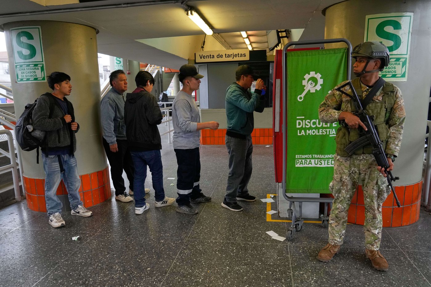 Military and police patrol streets of Peru’s capital as state of emergency begins | iNFOnews.ca Military and police patrol streets of Peru’s capital as state of emergency begins | iNFOnews.ca