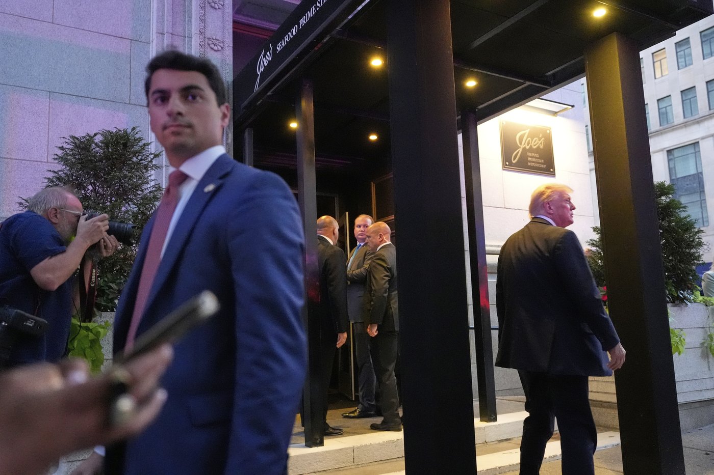 Trump dines at a restaurant near the White House to promote his federal law enforcement surge in DC | iNFOnews.ca Trump dines at a restaurant near the White House to promote his federal law enforcement surge in DC | iNFOnews.ca