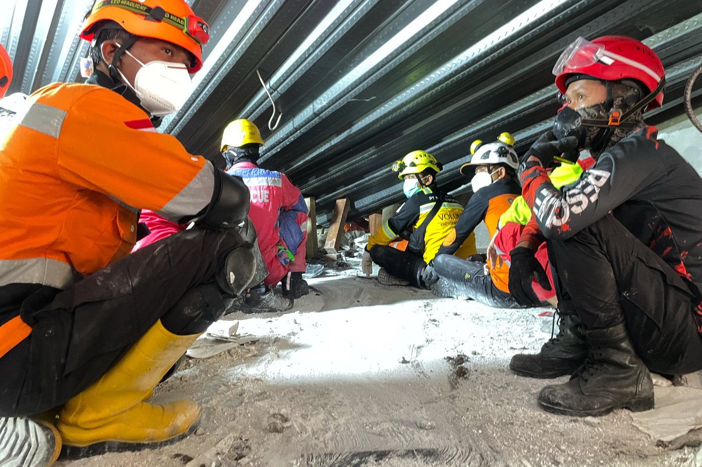 Indonesian rescue workers 'racing against time' in search for dozens in rubble of collapsed school | iNFOnews.ca Indonesian rescue workers 'racing against time' in search for dozens in rubble of collapsed school | iNFOnews.ca