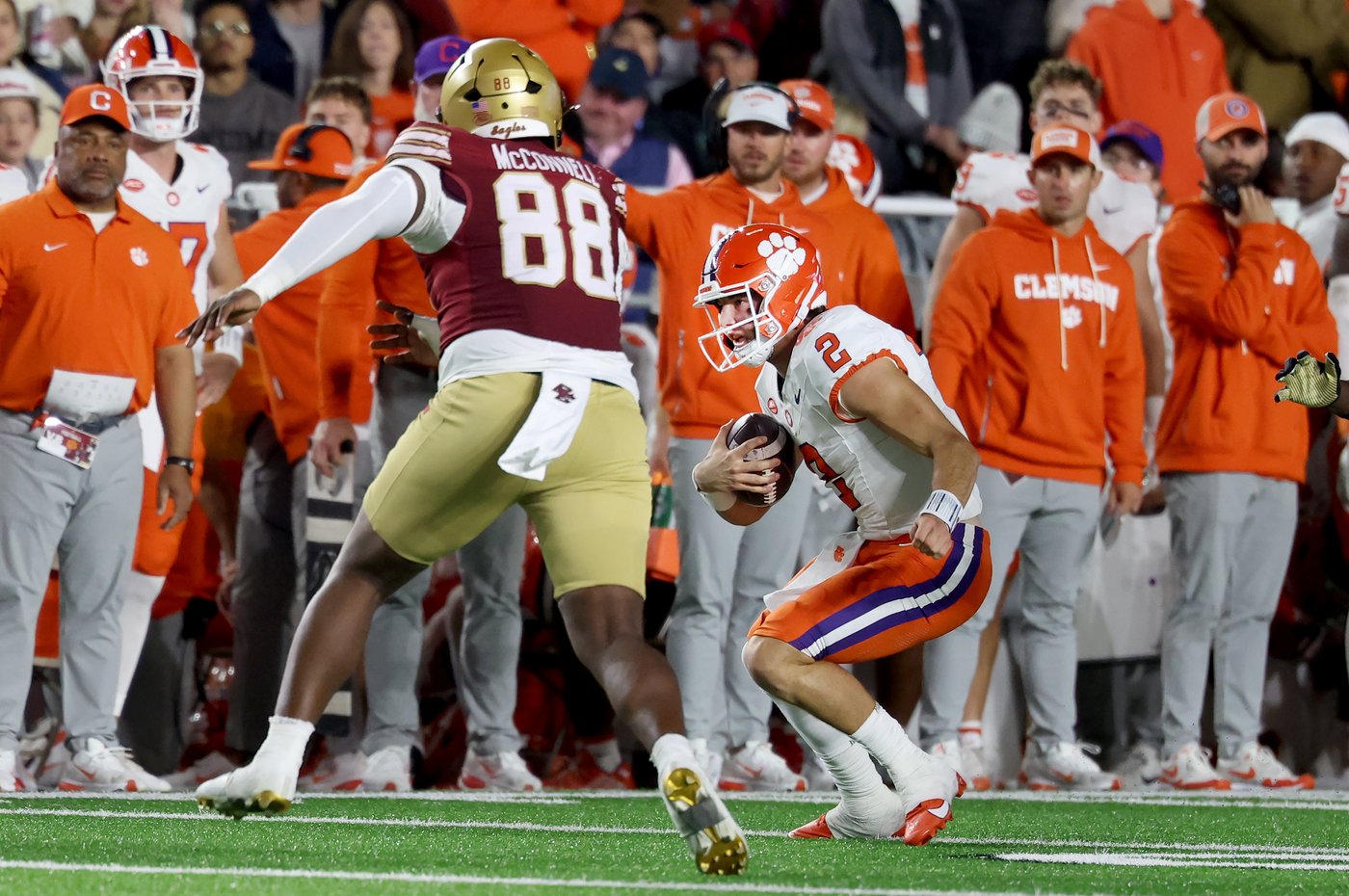 Cade Klubnik throws for a TD and runs for one before injury in Clemson's 41-10 victory over BC | iNFOnews.ca