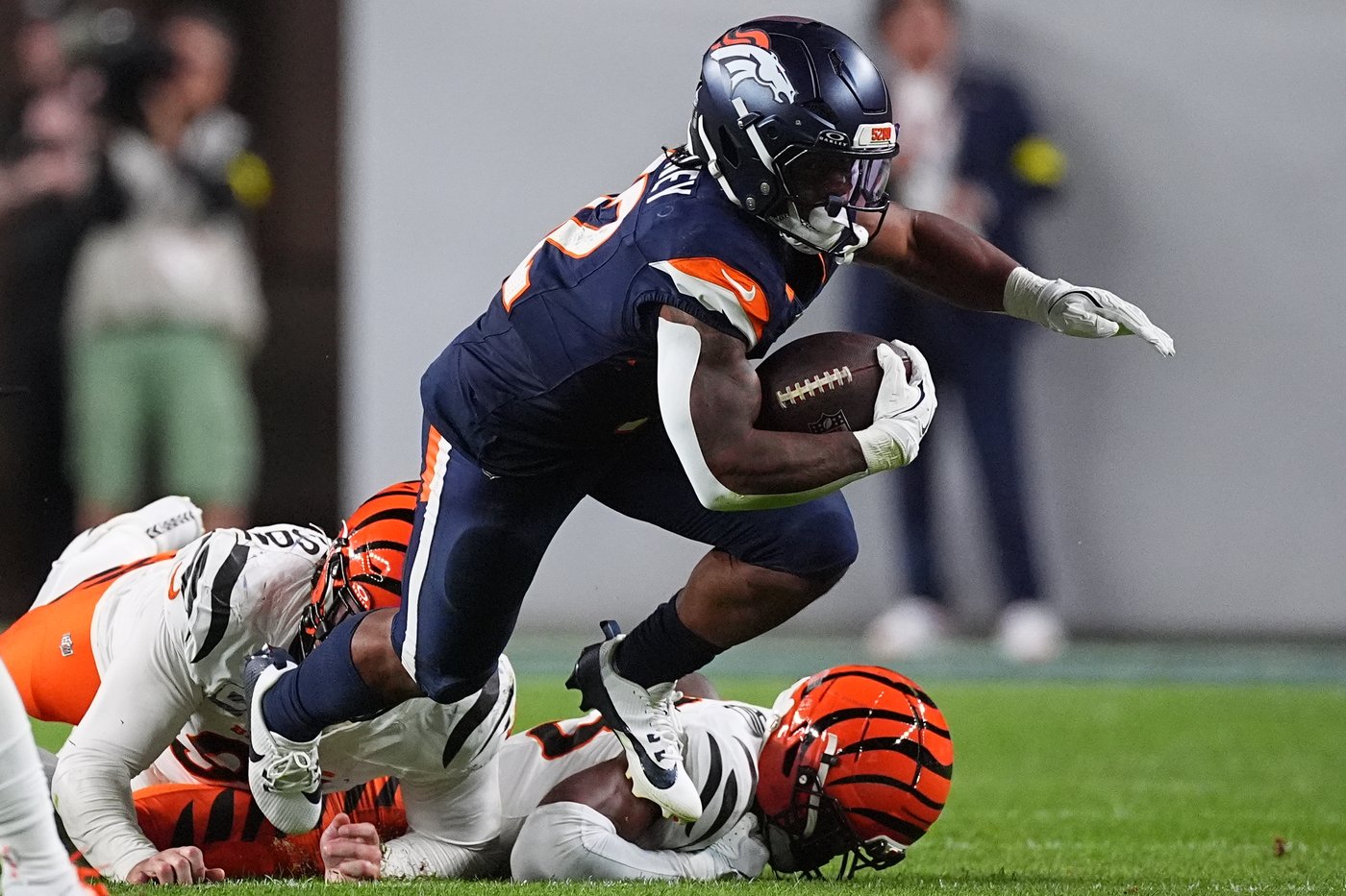 Broncos snap skid with 28-3 win over Bengals fueled by Dobbins' 100-yard game, 2 Nix TD passes | iNFOnews.ca
