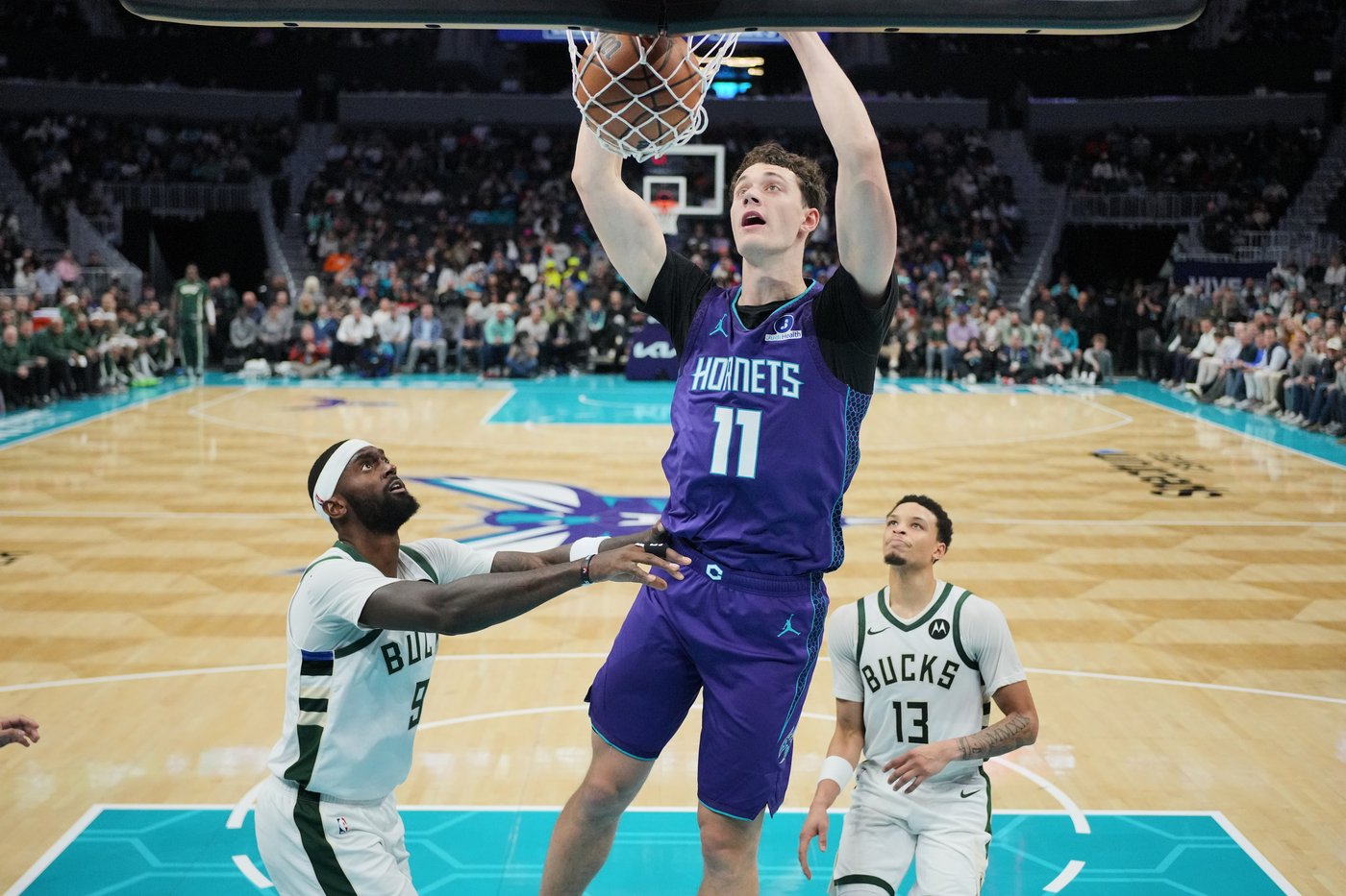 Hornets snap losing streak with 111-100 win over Bucks as Bridges scores 20 | iNFOnews.ca