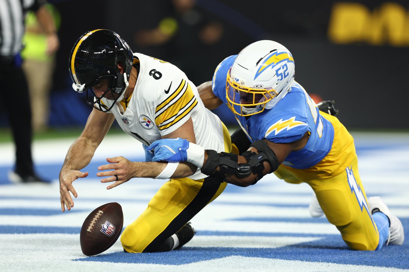 Chargers humble Aaron Rodgers and Steelers 25-10 in prime time for 3rd straight win | iNFOnews.ca
