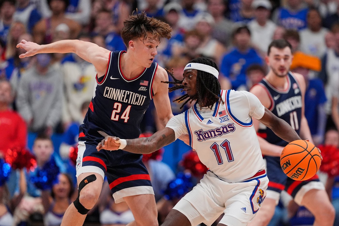 Braylon Mullins' breakout performance lifts No. 5 UConn over No. 21 Kansas 61-56 at Allen Fieldhouse | iNFOnews.ca
