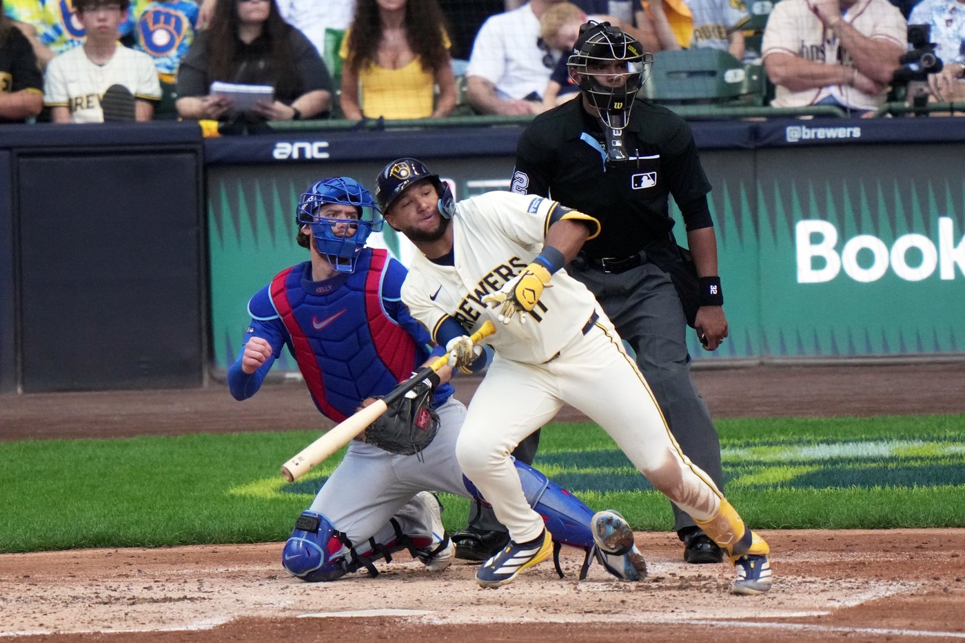 Brewers' Chourio undergoes MRI but stays upbeat after leaving NLDS Game 1 with hamstring tightness | iNFOnews.ca