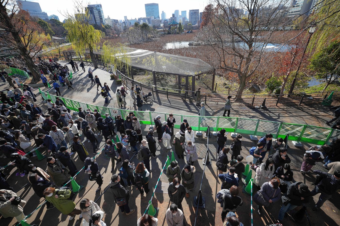 Thousands flock to a Tokyo zoo to see the last 2 pandas in Japan before their return to China | iNFOnews.ca