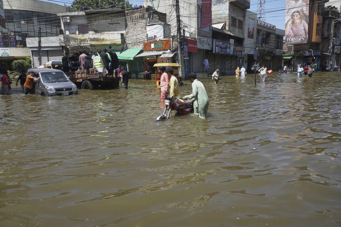 Half a million people flee their homes in Pakistan’s Punjab to escape flooding | iNFOnews.ca