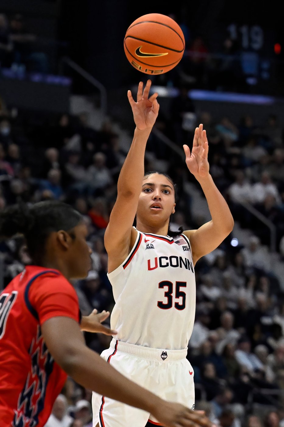 Strong, Fudd star as top-ranked UConn rolls past St. John's for 32nd consecutive victory | iNFOnews.ca