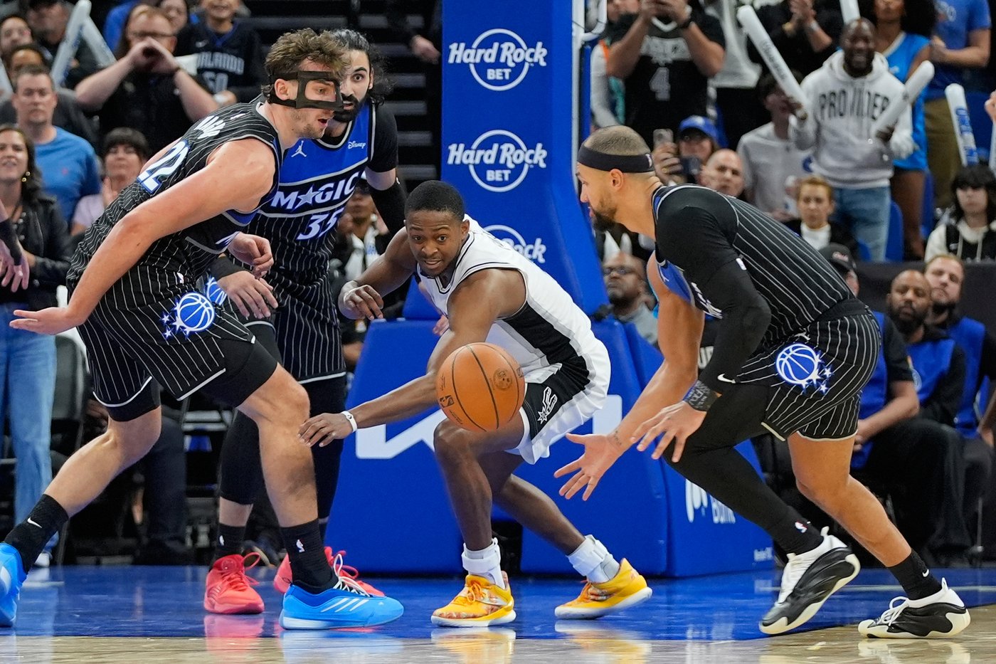 Kornet blocks Wagner's last-second layup as Spurs hold off Magic, 114-112 | iNFOnews.ca