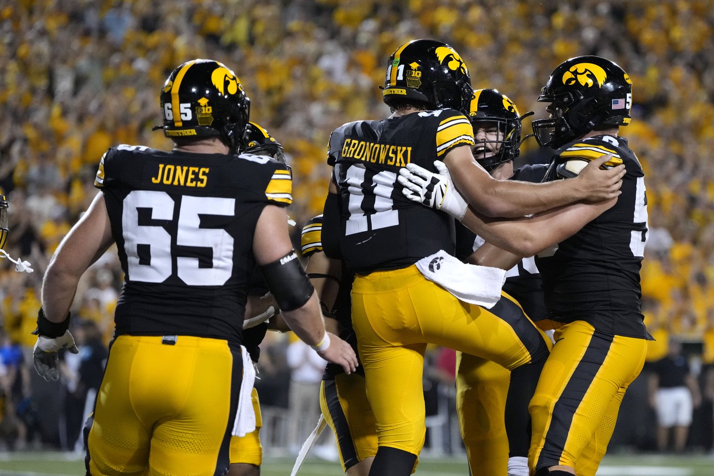 Iowa's Kirk Ferentz becomes Big Ten's winningest coach as Hawkeyes beat Massachusetts, 47-7 | iNFOnews.ca