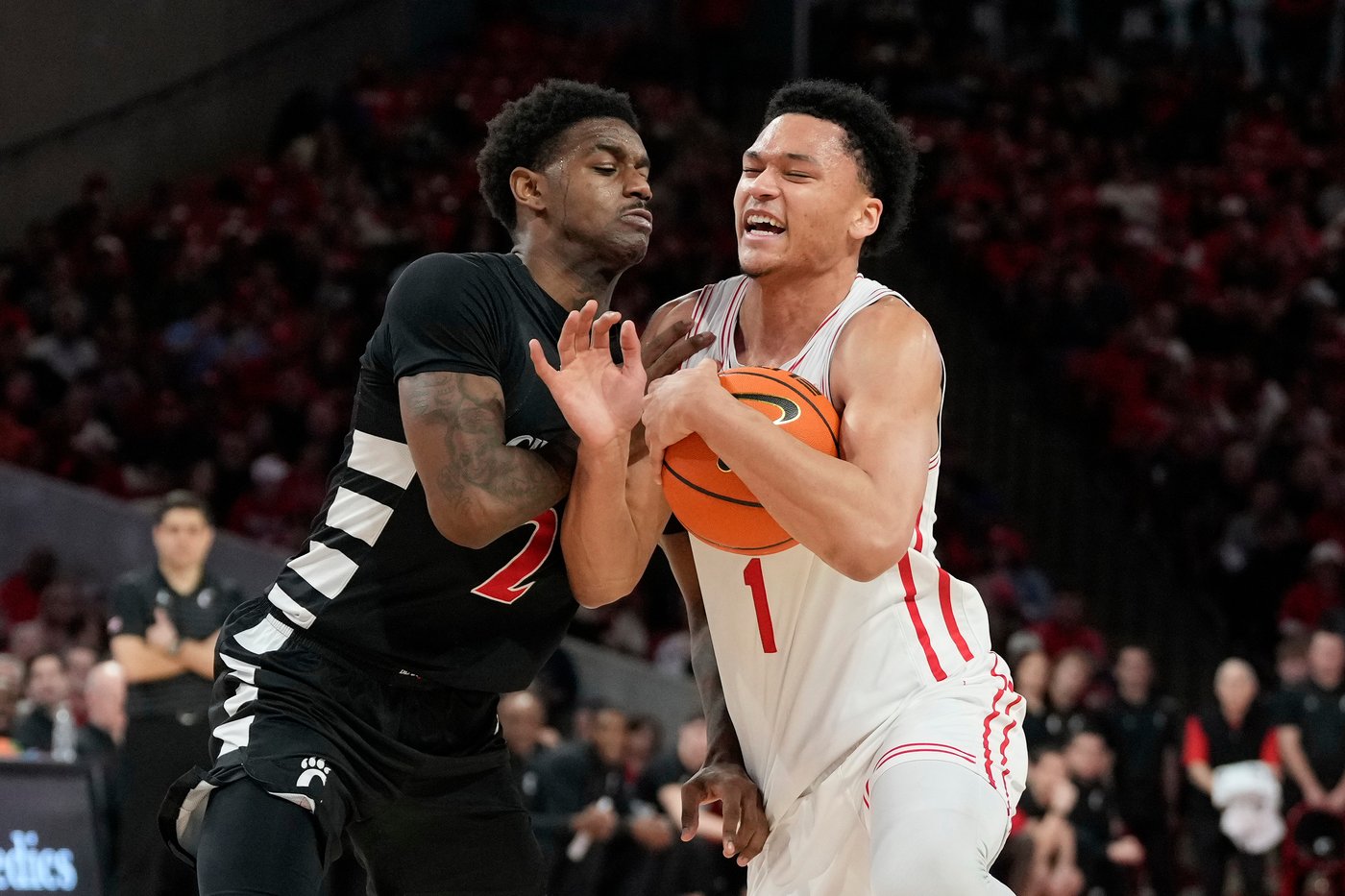 Milos Uzan scores 16, No. 10 Houston beats Cincinnati 76-54 | iNFOnews.ca
