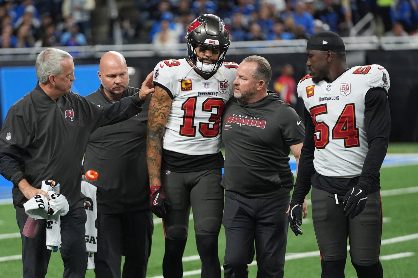 Buccaneers receiver Mike Evans leaves game against Lions with broken collarbone and concussion | iNFOnews.ca Buccaneers receiver Mike Evans leaves game against Lions with broken collarbone and concussion | iNFOnews.ca