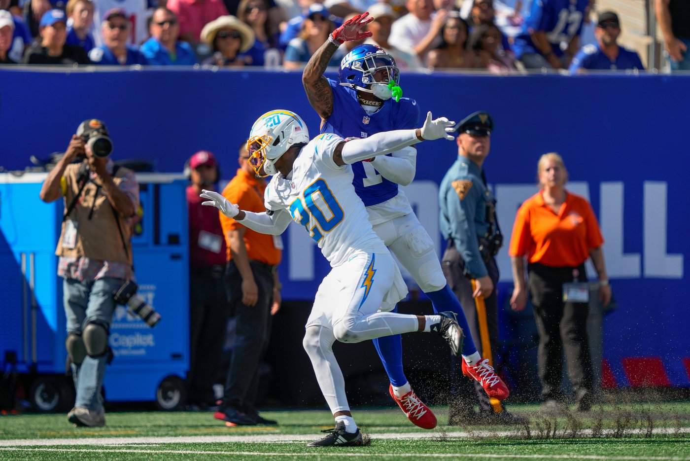 Giants' Malik Nabers carted off against Chargers with knee injury | iNFOnews.ca