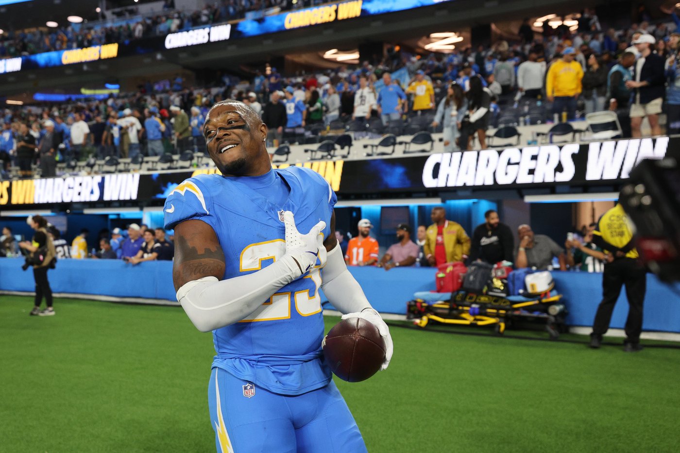 Chargers come through with a mythic win over Eagles, fueled by more heroics from QB Justin Herbert | iNFOnews.ca Chargers come through with a mythic win over Eagles, fueled by more heroics from QB Justin Herbert | iNFOnews.ca