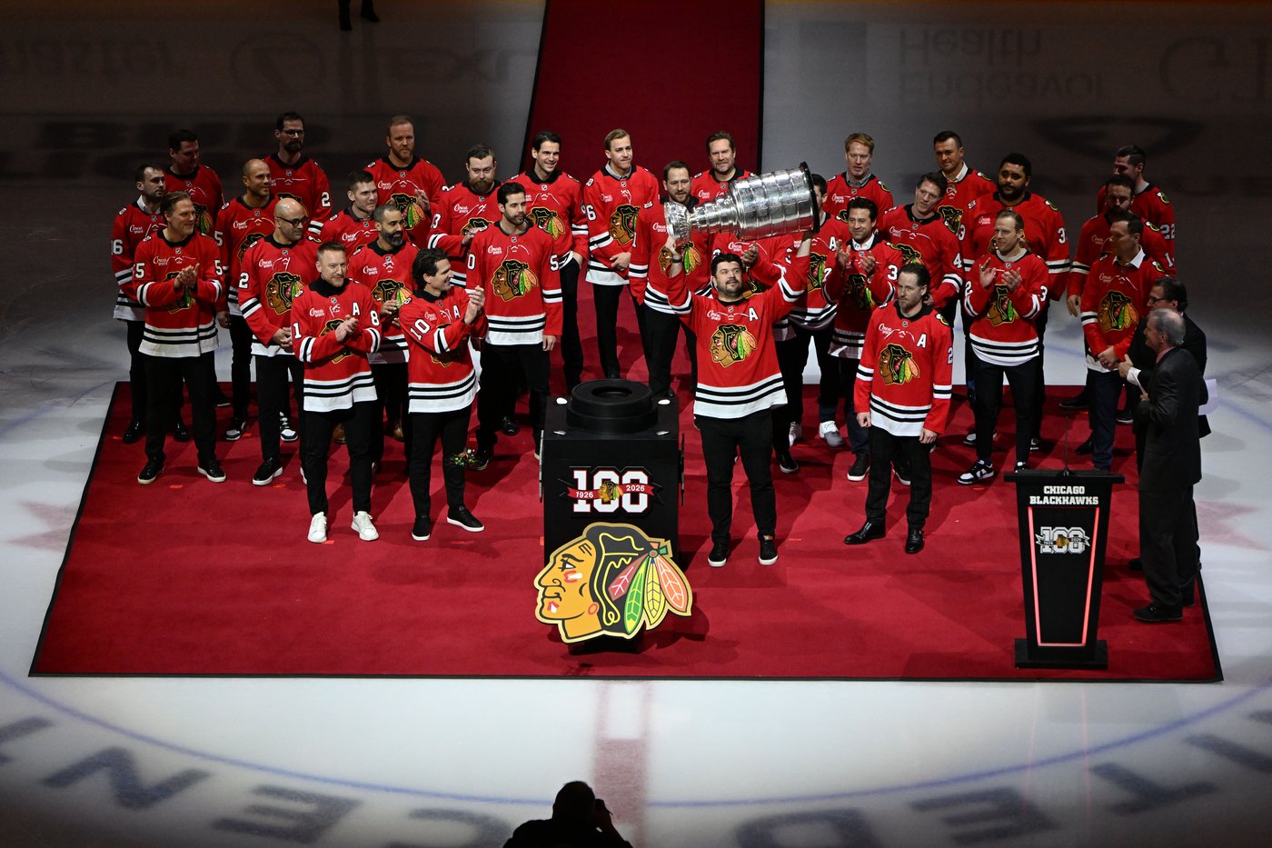 Bruins beat Blackhawks 5-2, extend winning streak to six games | iNFOnews.ca