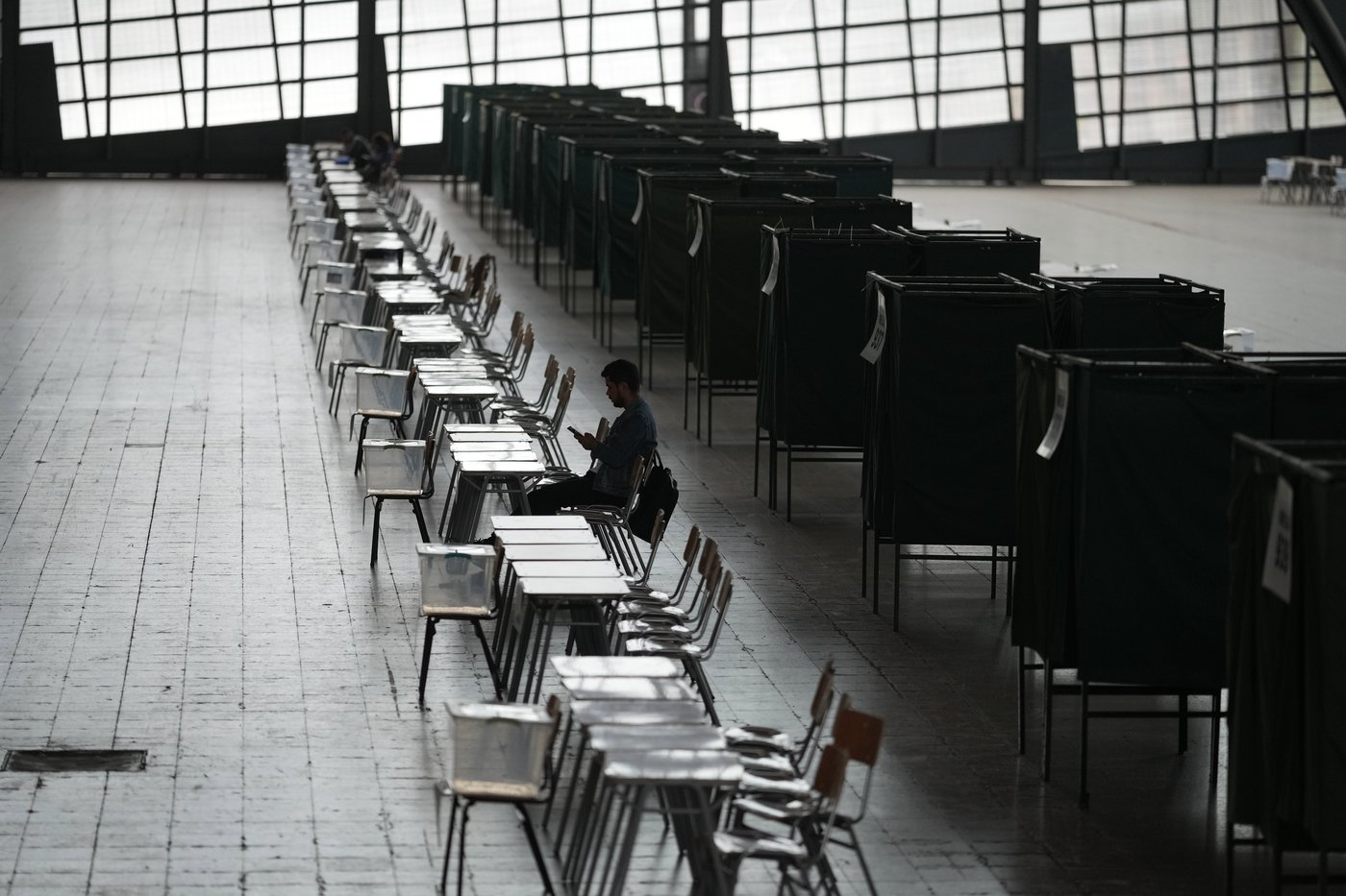 Photos of voters taking part in Chile's runoff presidential election | iNFOnews.ca
