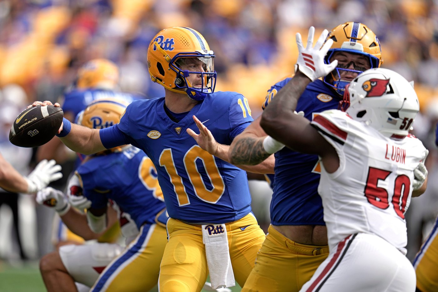 Miller Moss throws 3 TDs as Louisville rallies past Pitt 34-27 | iNFOnews.ca