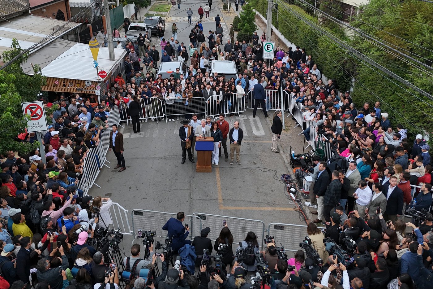Photos of voters taking part in Chile's runoff presidential election | iNFOnews.ca