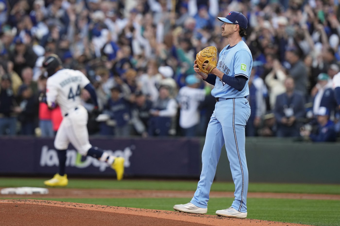 Photo Gallery: Blue Jays cruise to 13-4 Game 3 win in ALCS | iNFOnews.ca
