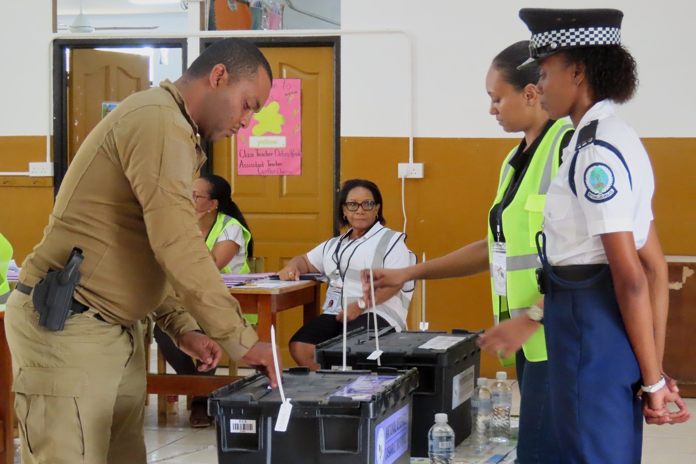 Seychelles holds early voting as many in the nation worry about a drug crisis and environment | iNFOnews.ca
