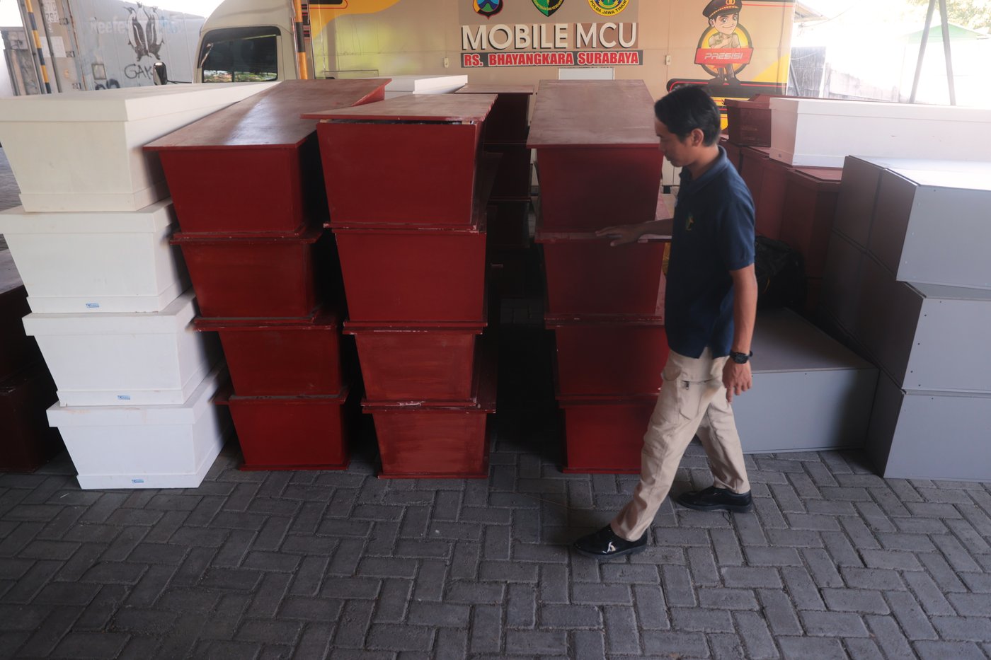 Indonesian rescuers search for missing students after school collapse kills 40 | iNFOnews.ca
