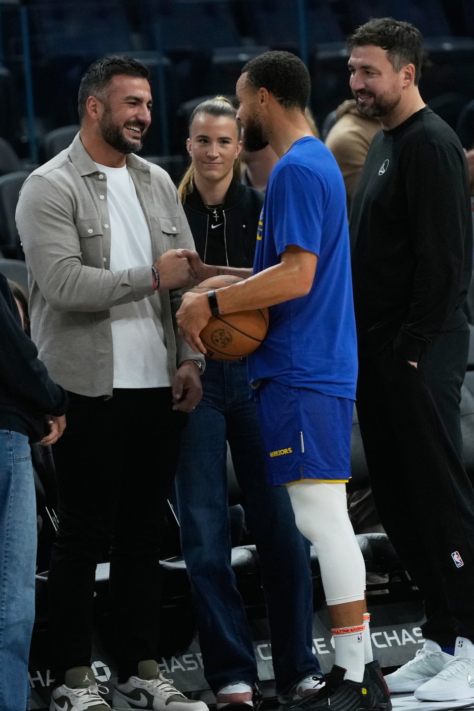 Stephen Curry scores 31 points as Warriors run away from Jazz 134-117 | iNFOnews.ca