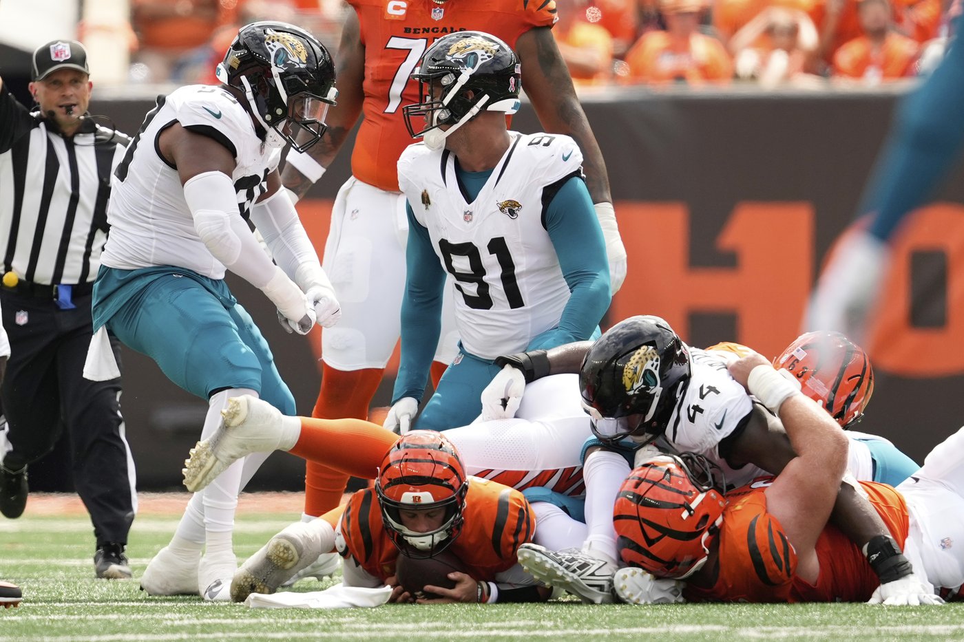 Bengals' Joe Burrow on crutches, wears boot after toe injury forces him out of win over Jaguars | iNFOnews.ca Bengals' Joe Burrow on crutches, wears boot after toe injury forces him out of win over Jaguars | iNFOnews.ca