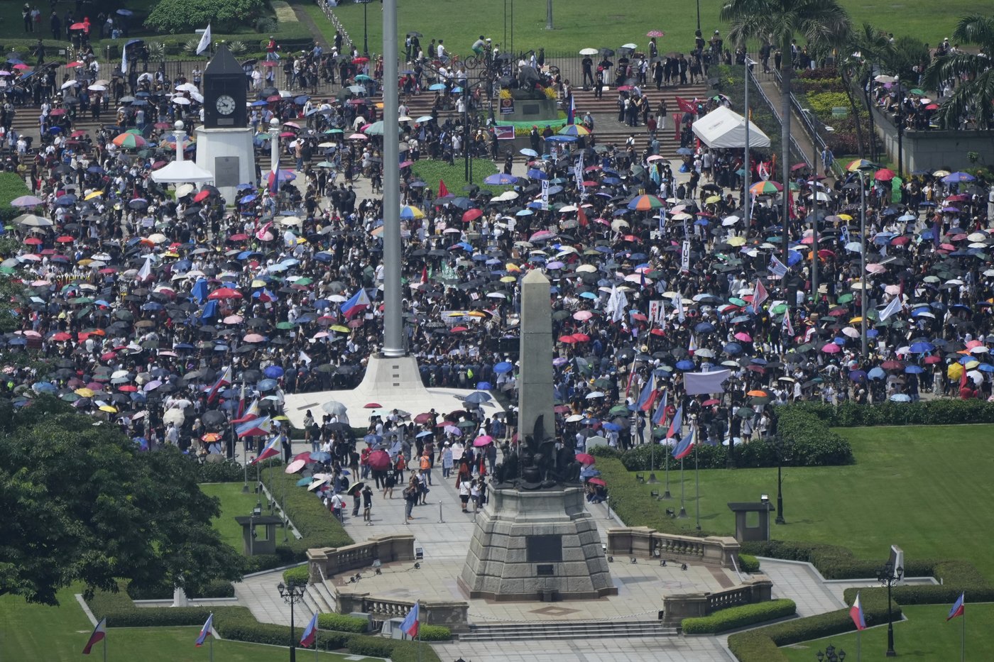Dozens arrested and hurt in clashes with police near Philippine presidential palace | iNFOnews.ca Dozens arrested and hurt in clashes with police near Philippine presidential palace | iNFOnews.ca