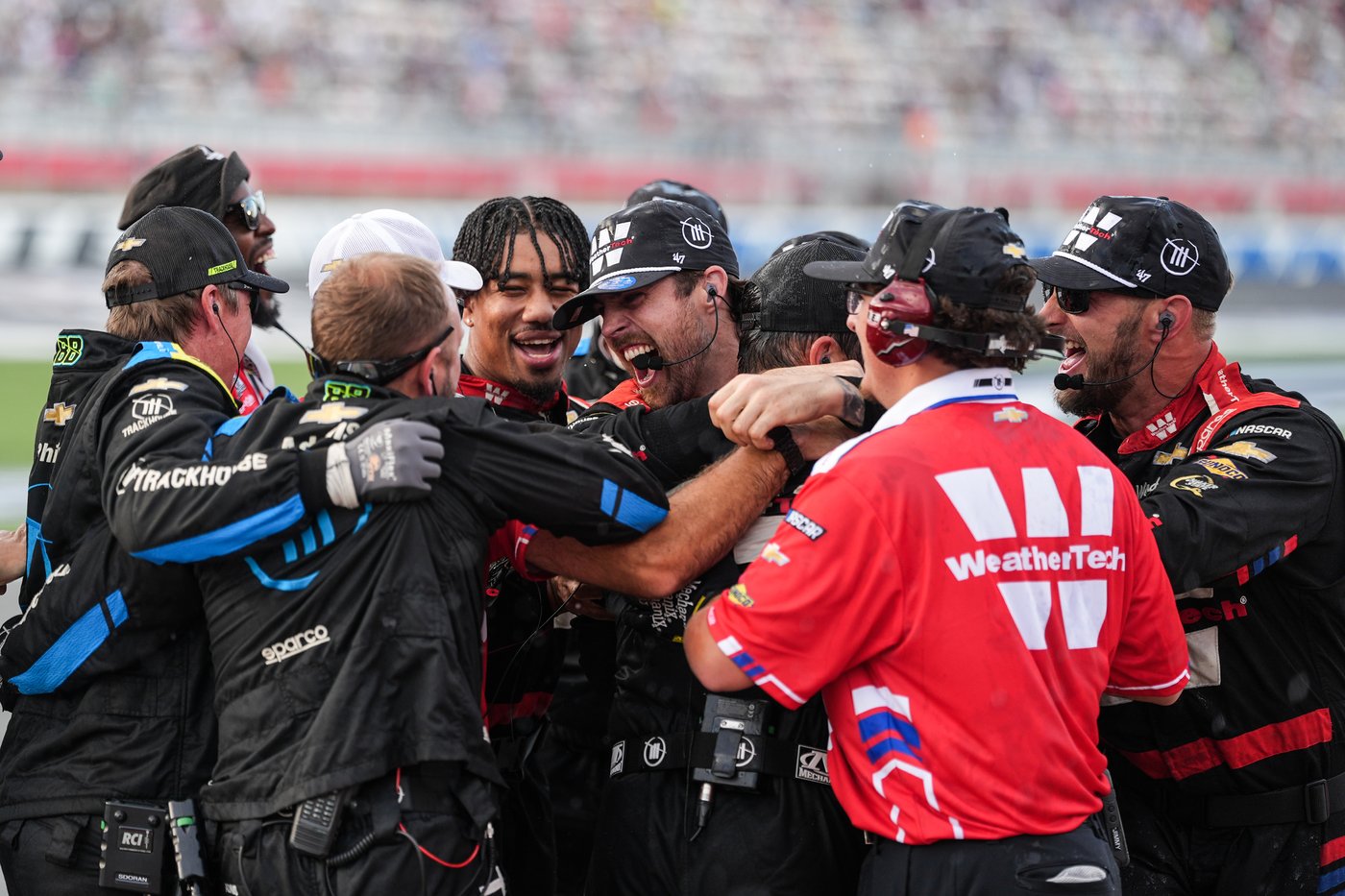 Joey Logano clinches final playoff spot in dramatic Charlotte finish | iNFOnews.ca