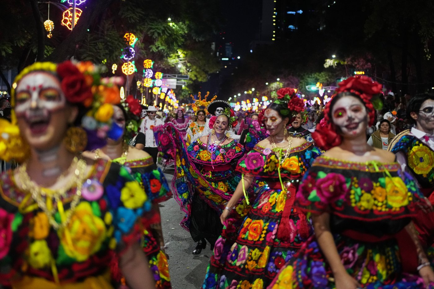 LGBTQ+ artists bring pride to Mexico City's Catrina parade ahead of Day of the Dead, in photos | iNFOnews.ca
