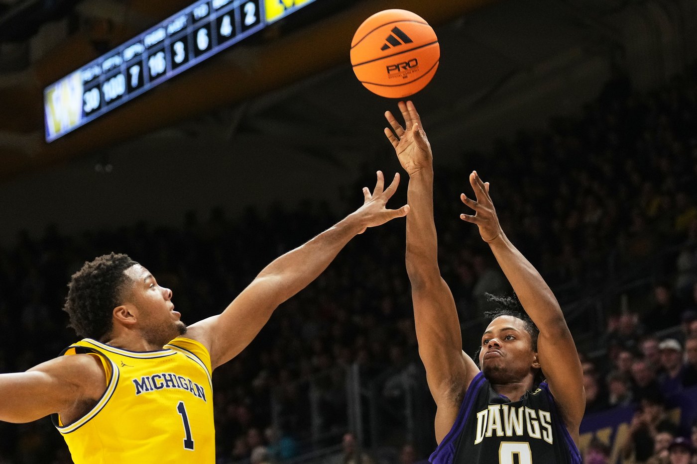 No. 4 Michigan rebounds from 1st loss with 82-72 win at Washington | iNFOnews.ca