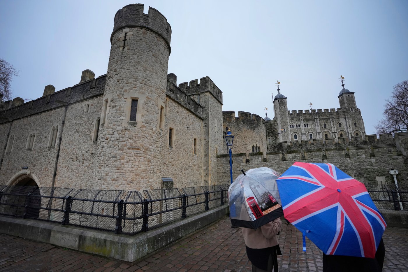 Protesters arrested after smearing custard and crumble on Crown Jewels case at Tower of London | iNFOnews.ca