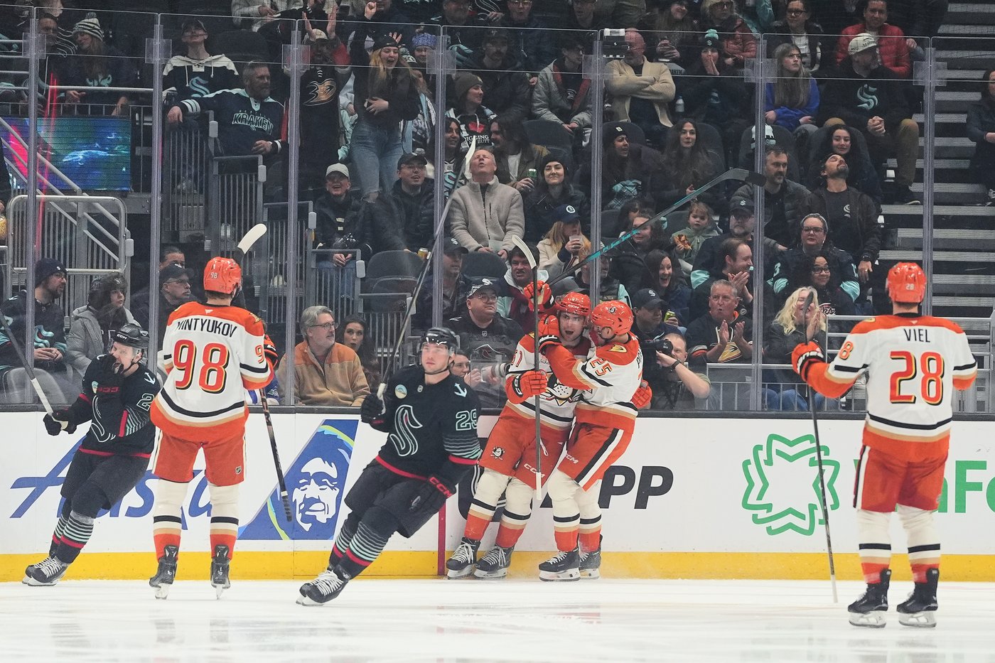 Ducks beat Kraken 4-2 for 6th straight victory following 9-game losing streak | iNFOnews.ca