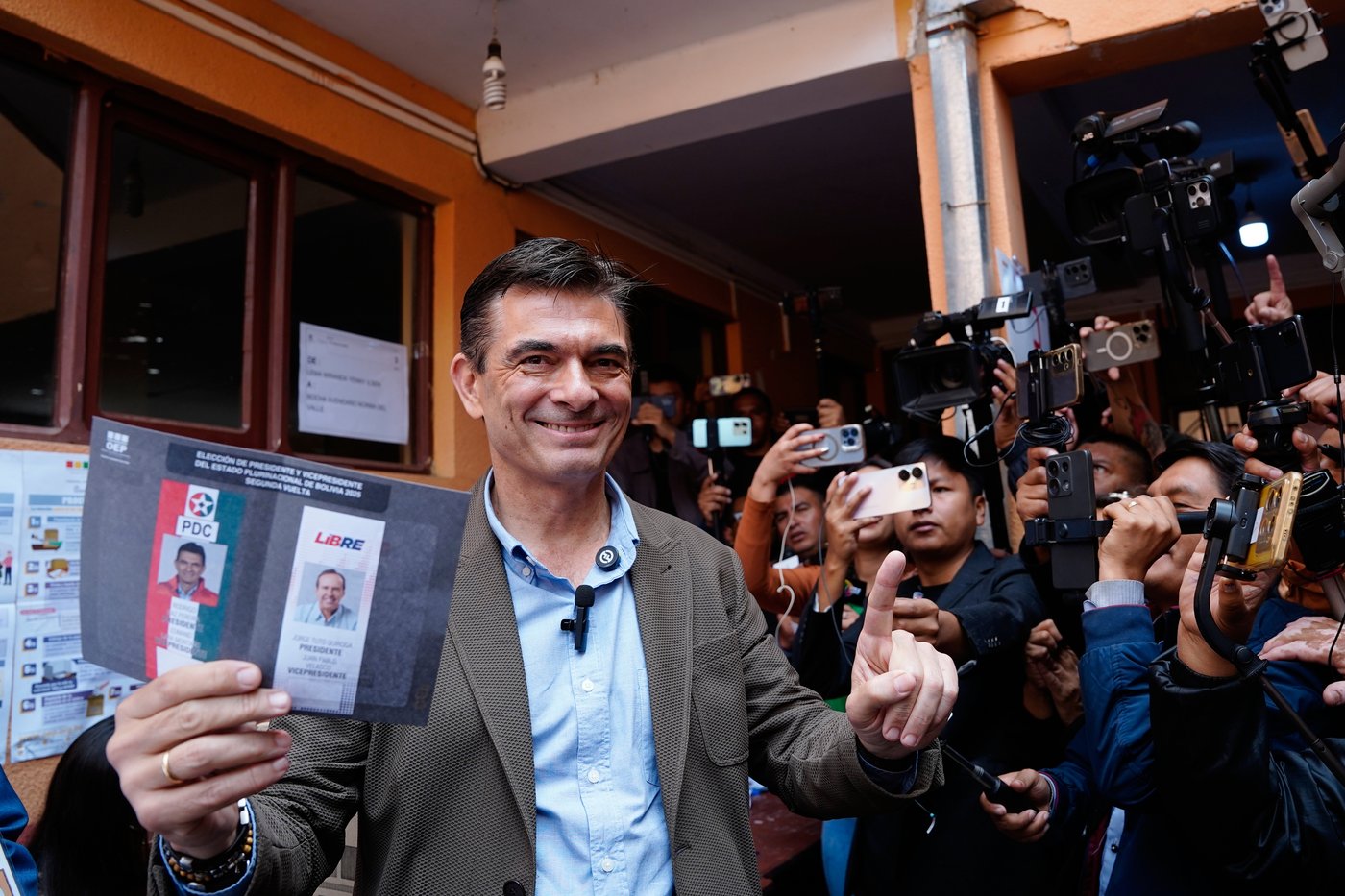 Bolivia holds a tight runoff as voters seek a president to lift them from crisis | iNFOnews.ca Bolivia holds a tight runoff as voters seek a president to lift them from crisis | iNFOnews.ca
