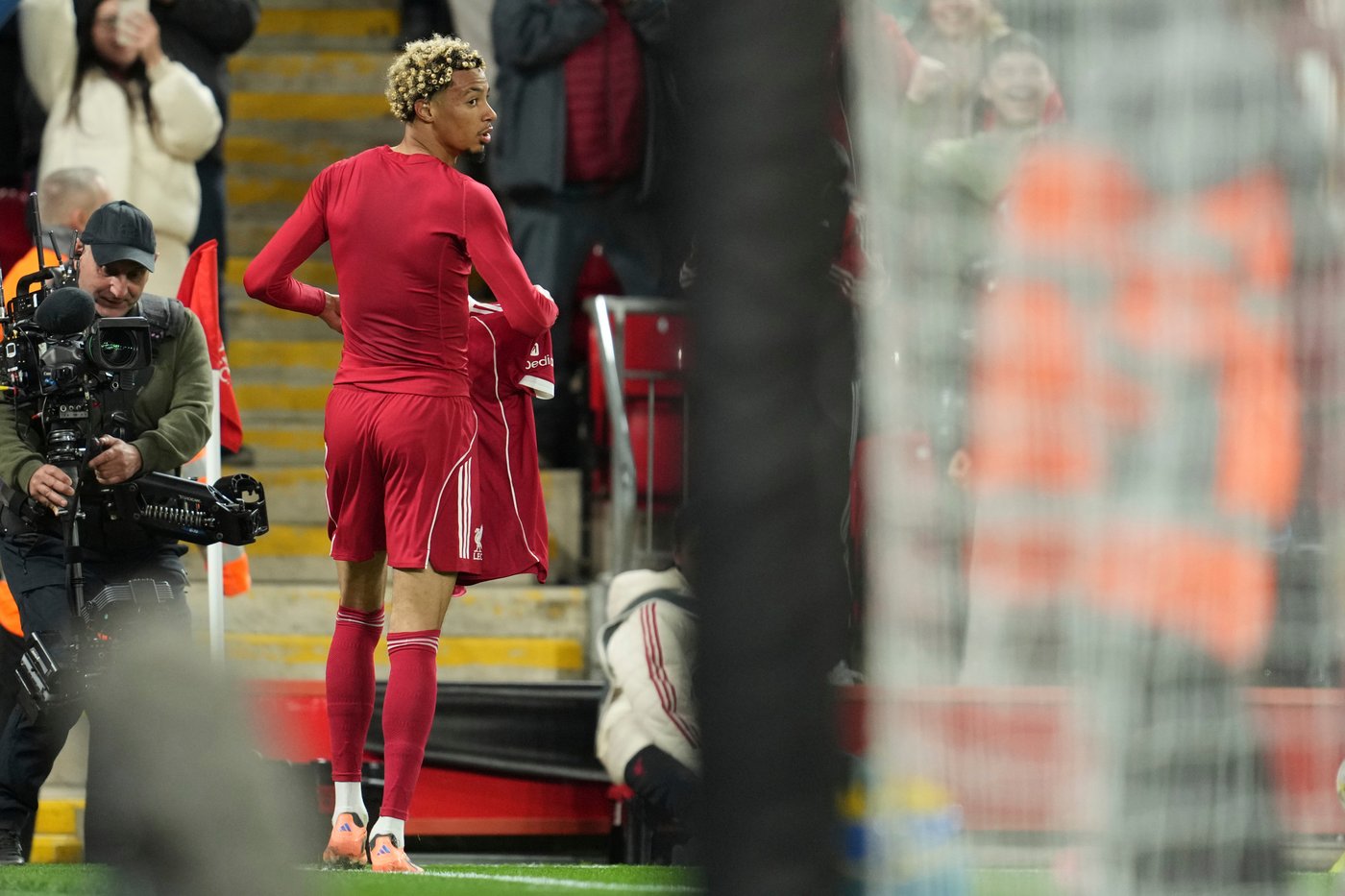 Liverpool's Hugo Ekitike apologizes for celebration that earned him a red card and suspension | iNFOnews.ca